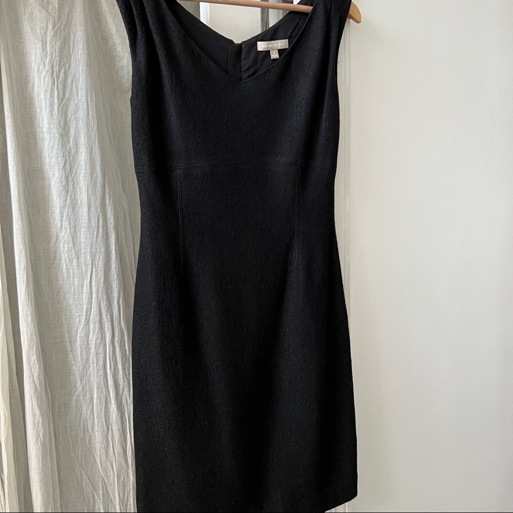 Banana Republic Little Black Dress • V Neck • Size 4